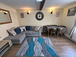 Llanidloes - Sleeps 7 - Parking - Pet Friendly
