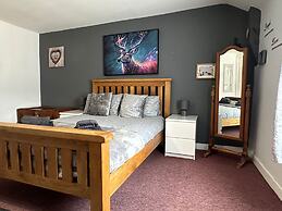 Llanidloes - Sleeps 7 - Parking - Pet Friendly