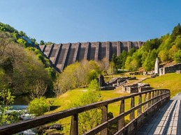 Llanidloes - Sleeps 7 - Parking - Pet Friendly