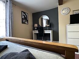 Llanidloes - Sleeps 7 - Parking - Pet Friendly