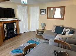 Llanidloes - Sleeps 7 - Parking - Pet Friendly