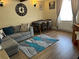 Llanidloes - Sleeps 7 - Parking - Pet Friendly