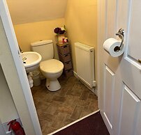 Llanidloes - Sleeps 7 - Parking - Pet Friendly