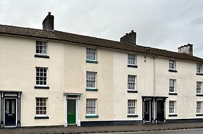 Llanidloes - Sleeps 7 - Parking - Pet Friendly