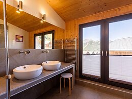 Amazing Chalet With Outdoor Whirlpool