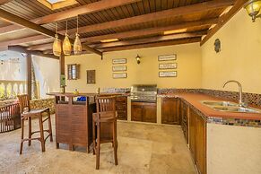 Island Escape Lrg Private Backyard Pool Patio