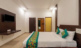 Treebo Royal Plaza,700 Mts From Promenade Beach
