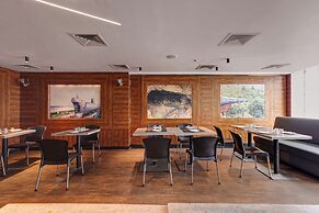 Treebo Blak & Wite Rk Beach