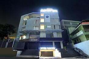 Treebo Blak & Wite Rk Beach