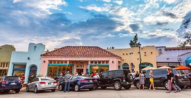 2BR Cozy House Near Plaza District