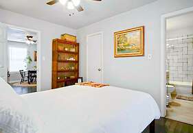 2BR Cozy House Near Plaza District