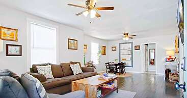2BR Cozy House Near Plaza District