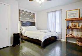 2BR Cozy House Near Plaza District