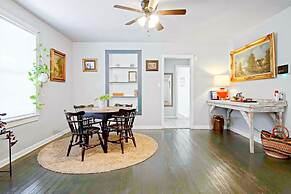 2BR Cozy House Near Plaza District