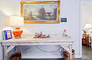 2BR Cozy House Near Plaza District