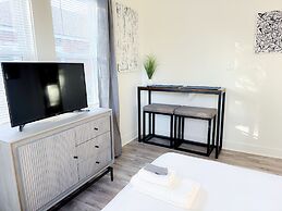 Stunning House In Convenient Location N Downtown