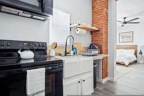 Adorned Studio 3min-asian Dist Rain Shower