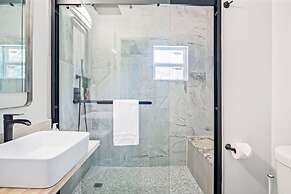 Adorned Studio 3min-asian Dist Rain Shower