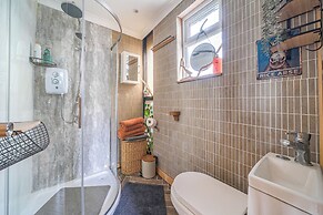 Unique 2-bed Cabin in Llanelli