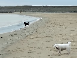 Unique 2-bed Cabin in Llanelli