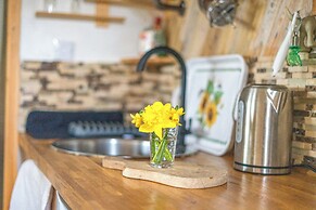Unique 2-bed Cabin in Llanelli
