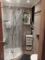 Unique 2-bed Cabin in Llanelli