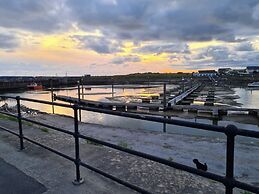 Unique 2-bed Cabin in Llanelli