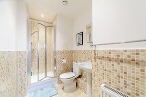 Top-rated Penthouse - King Size Bed & Free Parking