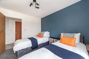 Top-rated Penthouse - King Size Bed & Free Parking