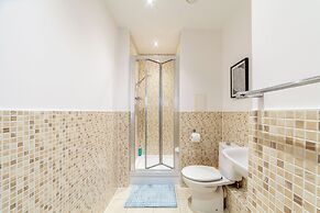 Top-rated Penthouse - King Size Bed & Free Parking