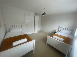 Dartford, 4 Beds, Sleeps 8, Near Bluewater and M25