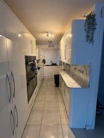 Dartford, 4 Beds, Sleeps 8, Near Bluewater and M25