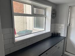 Cozy 2 Bedroom Property With all Amenities