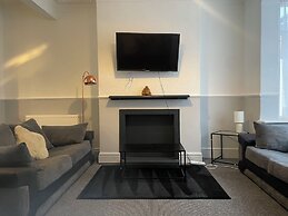 Cozy 2 Bedroom Property With all Amenities