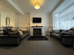 Cozy 2 Bedroom Property With all Amenities