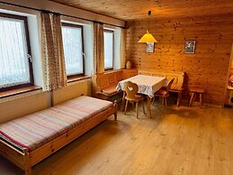 Farmhouse Near Afritzer See & Verditz Trails