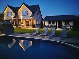 Holiday Homes With Swimming Pool and Jacuzzi Rewal