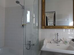 Comfortable Holiday Home 50 m From the sea