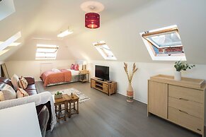 Luxurious 6-bed House With Pool and Free Parking