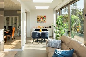 Luxurious 6-bed House With Pool and Free Parking