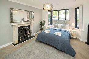 Luxurious 6-bed House With Pool and Free Parking