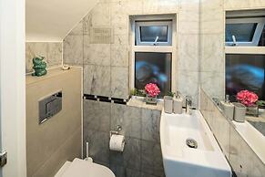 Luxurious 6-bed House With Pool and Free Parking