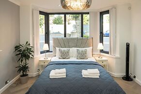 Luxurious 6-bed House With Pool and Free Parking