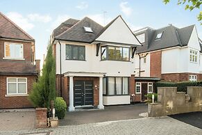 Luxurious 6-bed House With Pool and Free Parking