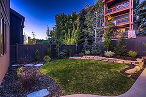 1060 Park Ski Magnificent Mountain Retreat 5 Bedroom Home by RedAwning