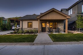 1060 Park Ski Magnificent Mountain Retreat 5 Bedroom Home by RedAwning