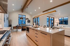 1060 Park Ski Magnificent Mountain Retreat 5 Bedroom Home by RedAwning