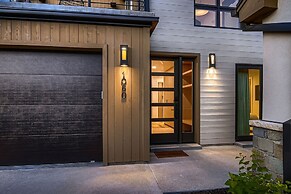 1060 Park Ski Magnificent Mountain Retreat 5 Bedroom Home by RedAwning