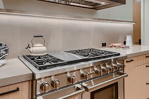 1060 Park Ski Magnificent Mountain Retreat 5 Bedroom Home by RedAwning