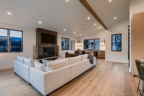 1060 Park Ski Magnificent Mountain Retreat 5 Bedroom Home by RedAwning